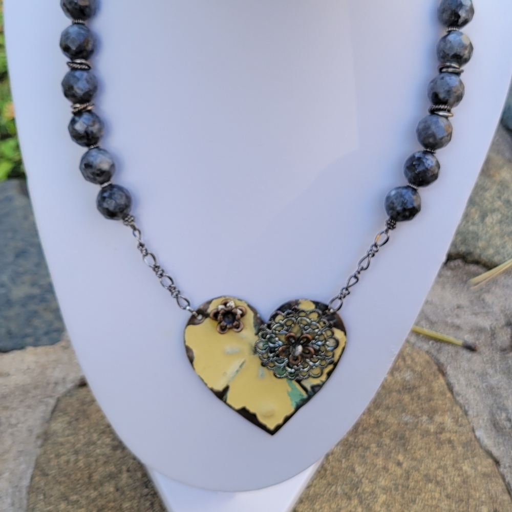 💜HOST PICK💜~🌺EUC~ Shabby Chic Heart Necklace - Picture 2 of 10